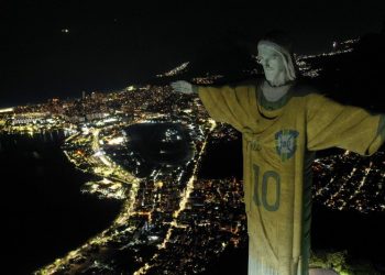 FOTOS: Cristo de Rio se ilumina con la «10» y el papa envía mensaje en homenajes a Pelé