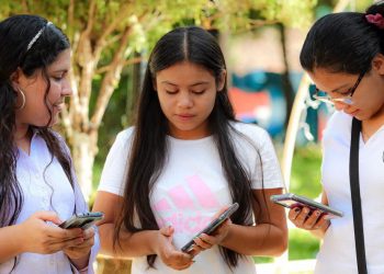 Instalan internet satelital de alta velocidad en el parque central del municipio de Victoria, en Cabañas