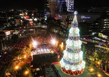 FOTOS: Encienden el espíritu navideño con el Árbol de Navidad más grande El Salvador