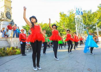 Salvadoreños disfrutan del SivArt navideño en Centro Histórico