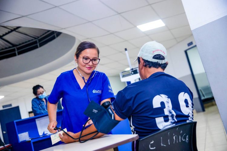 Las atenciones en los centros de salud permanecerá las 24 horas, los siete días de la semana. Foto: Fosalud.