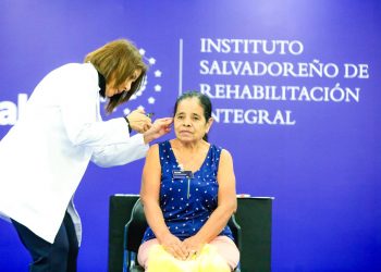 Colocan aparatos auditivos en 77 niños y adultos de San Miguel y San Vicente