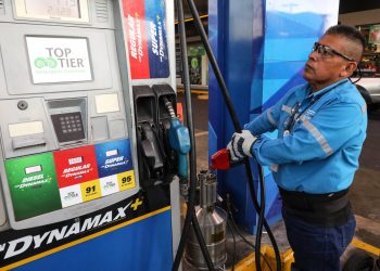 Realizan verificación de precios de combustibles en El Salvador