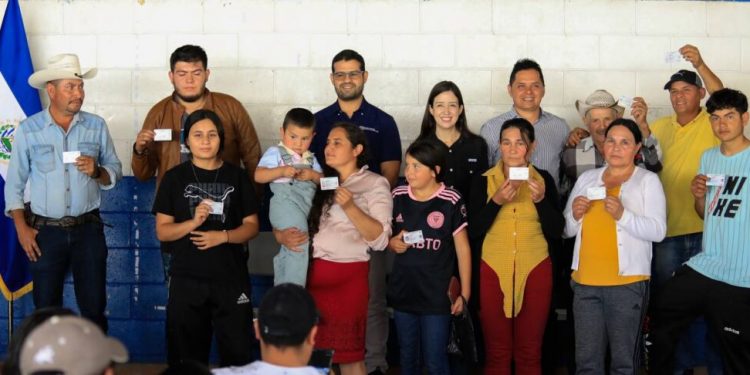 Las autoridades de El Salvador entregaron el carnet a personas de diferentes edades.