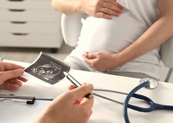Una mujer forzada a dejar Texas para abortar de urgencia