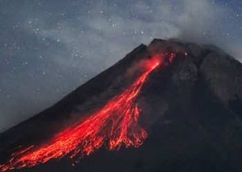 Volcán entra en erupción en el oeste de Indonesia