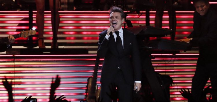 Mexican singer Luis Miguel performs during his eighth from ten sold-out presentations, at the Movistar Arena in Chile on September 4, 2023, as part of his Luis Miguel Tour 2023-24. (Photo by Javier TORRES / AFP)