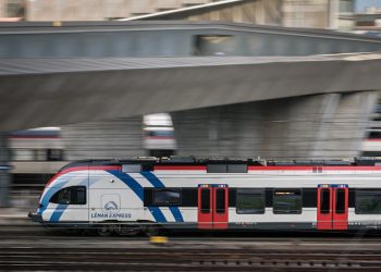 Una anciana en silla de ruedas sobrevive luego que un tren le pase por encima en Suiza
