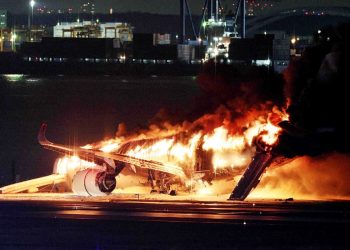 Cinco muertos en la colisión de dos aviones en el aeropuerto de Tokio