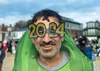 Bañistas «polares» reciben el Año Nuevo en Boston con una gélida zambullida