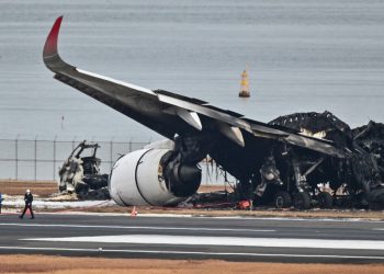 Más de 300 vuelos cancelados por colisión de dos aviones en aeropuerto tokiota de Haneda