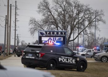 Un adolescente de 17 años mató a un estudiante e hirió a cinco personas en escuela en Iowa