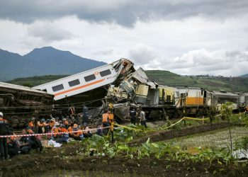 Tres muertos y 28 heridos en colisión de trenes en Indonesia