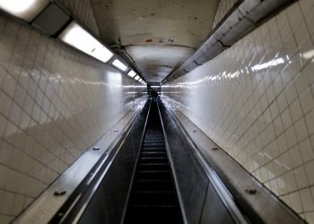 Hombre muere baleado en el metro de Nueva York al intervenir en discusión