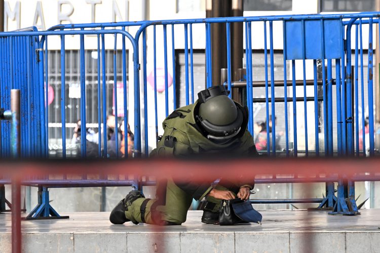 Verificación. Unidades especializadas se desplegaron en tres zonas de Quito donde se emitieron alertas de bombas.  Foto AFP.