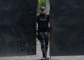 Liberan a 41 rehenes en cárceles de Ecuador; 136 siguen retenidos en arremetida narco