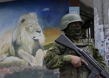 Militares buscan controlar cárceles de Ecuador tras liberación de rehenes