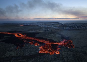 Un volcán entra en erupción en Islandia y pone en riesgo a un pueblo pesquero