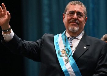 Arévalo asume la presidencia de Guatemala tras superar arremetida judicial