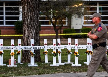 Policía tuvo «fallos críticos» durante masacre escolar de Uvalde en Texas