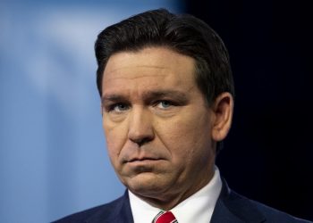 DeSantis abandona campaña presidencial y respalda a Trump