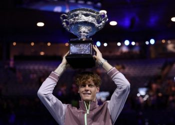 Jannik Sinner remonta contra Medvedev y gana el Abierto de Australia