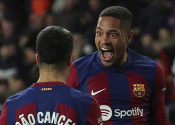 Un gol de Vitor Roque da aire al Barcelona en LaLiga