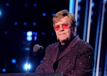 Elton John subasta desde unas botas hasta un piano