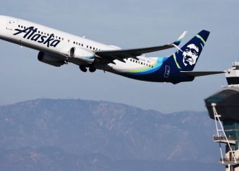 Alaska Airlines inhabilita aviones 737-9 después de aterrizaje de emergencia por falla en ventana en pleno vuelo
