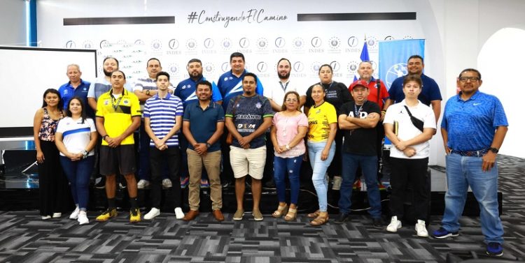 Los representantes de los equipos tuvieron el sábado una reunión con representantes de la Fesabal. Foto/INDES