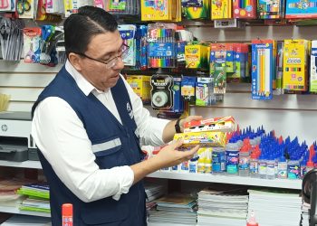 Defensoría del Consumidor verifica el precio de los productos escolares en San Miguel