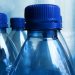Agua embotellada contiene cientos de miles de pedacitos de plástico