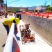 Comienza la colocación de pasarela peatonal en Santa Ana