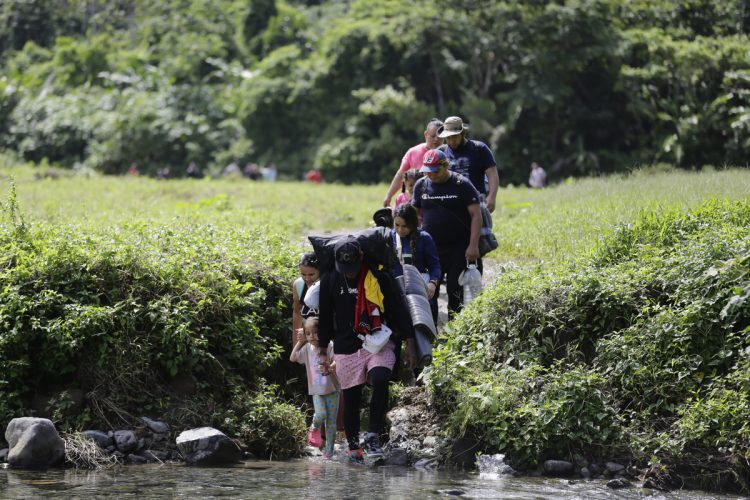 USA8873. DARIÉN (PANAMÁ), 07/09/2023.- Fotografía de archivo fechada el 18 de agosto de 2023 donde aparecen unos migrantes acompañados con niños pequeños mientras caminan en el sector de Cañas Blancas en Darién (Panamá). Una cantidad récord de 40.000 niños ha cruzado en la primera mitad de 2023 la selva del Darién, entre Colombia y Panamá, en un movimiento migratorio que realizan solos o con sus familias, según explicó este jueves la organización Unicef. EFE/Carlos Lemos /ARCHIVO
