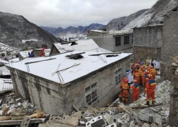 Mueren 7 personas y 40 permanecen desaparecidas tras deslizamiento de tierra en suroeste de China