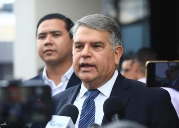 Luis Parada pide a votantes terminar con la «dictadura»