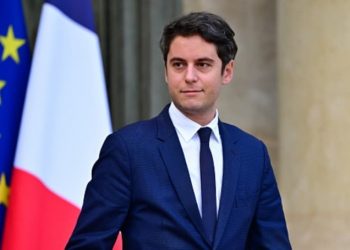 Macron nombra al primer ministro más joven de Francia para relanzar su mandato