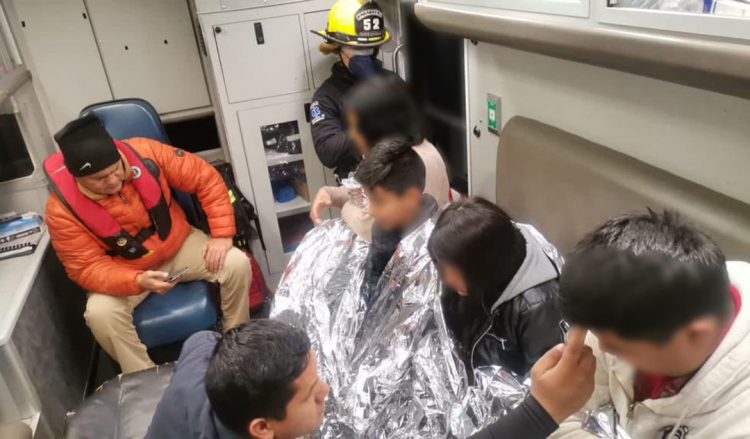 Atención. El Grupo Beta de México localizó a la familia mexicana en el Puente 1.