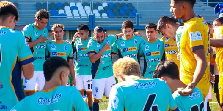 El San Salvador se quedó con las ganas de jugar este domingo ante San Vicente, al ser suspendido el juego.  Foto/@SanSalvador_FC