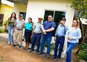 Gobierno de El Salvador salda deuda histórica de viviendas para excombatientes en Cuscatlán y San Salvador