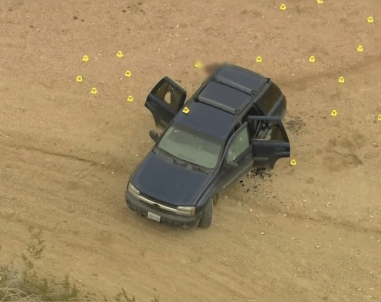 Una camioneta azul y una minivan fueron encontradas en la escena del crimen.