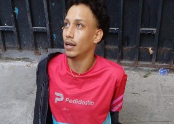 Policía captura a hombre que distribuía droga disfrazado de repartidor de comida en San Salvador