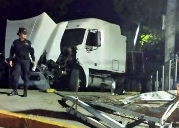 Conductor de cabezal impactó contra caseta de parada de buses en Sonsonate