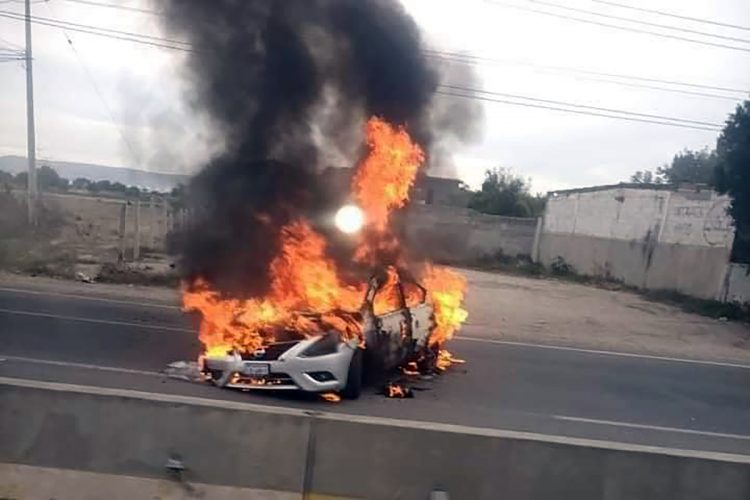 El grupo delincuencial incendió varios vehículos en protesta a la detención de tres de sus miembros. Foto AFP.