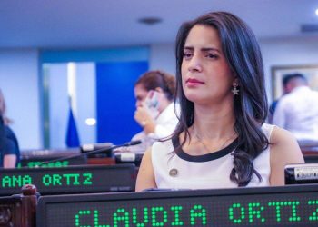 Claudia Ortiz alardea que votó en contra del régimen de excepción