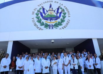 Comisión estudia certificación de la profesión médica