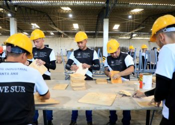 Reos en fase de confianza fabrican 500 pupitres diarios para las escuelas