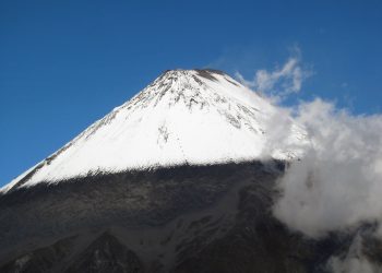 Volcán ecuatoriano Sangay incrementa su actividad eruptiva