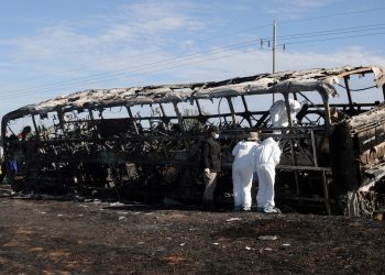 Aumenta a 22 cifra de muertos por choque entre un autobús de pasajeros y tráiler en el norte de México