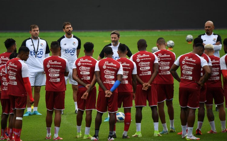 David Dóniga (al fondo) en la charla panamaña en el estadio Cuscatlán. Foto AFP